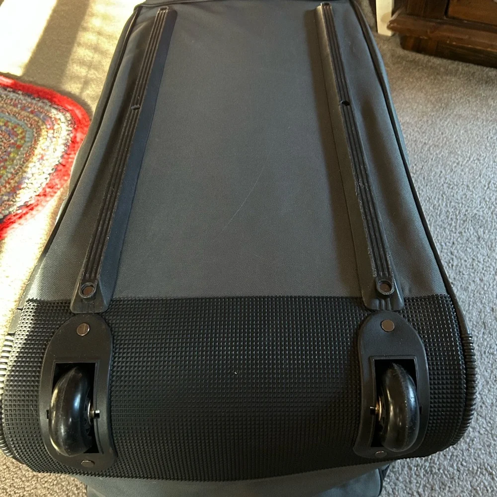 JEEP Gray & Black Rolling Duffel Bag. The handles join to carry. Ex condition.